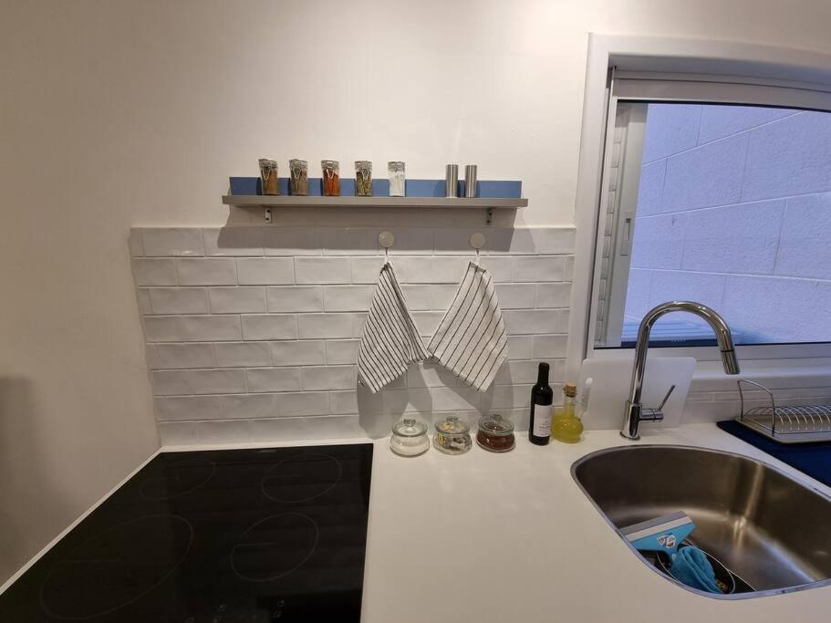 Beautiful 2-Bedroom Sea-View Apartment Netanya Eksteriør billede