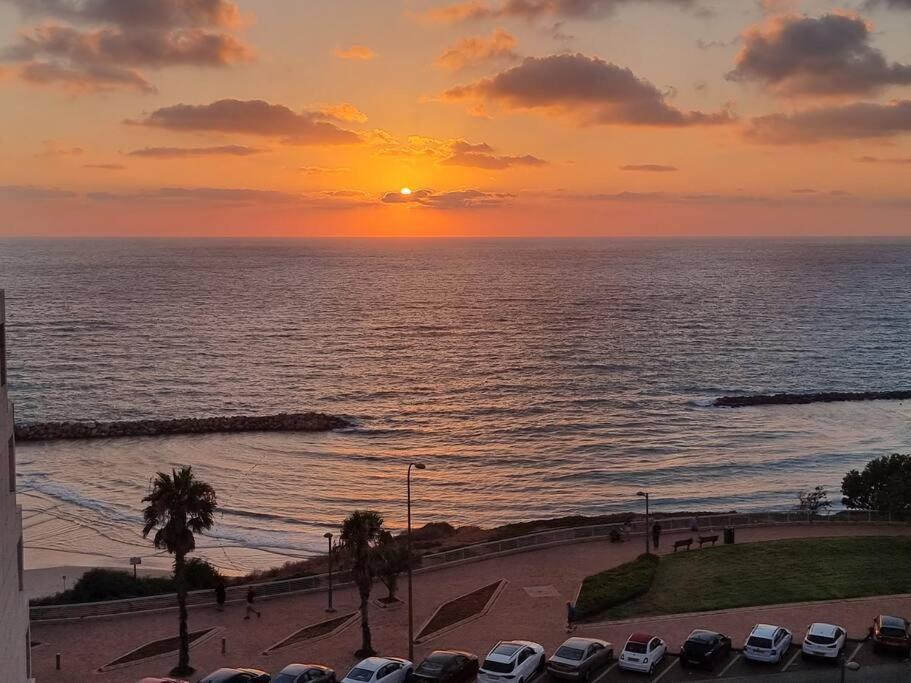 Beautiful 2-Bedroom Sea-View Apartment Netanya Eksteriør billede